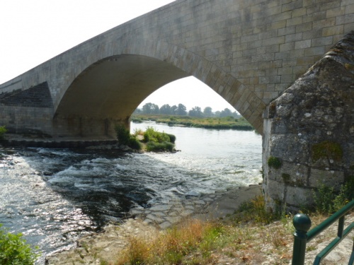 LES BORDS DE LOIRE A BEAUGENCY ET LE PONT .