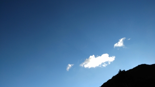 Couple de nuages (encore le ciel oui)