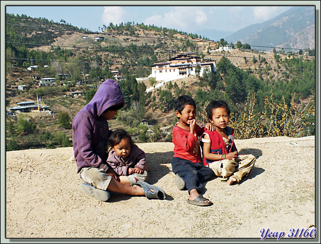 Blog de images-du-pays-des-ours : Images du Pays des Ours (et d'ailleurs ...), Entre Thimphu et Dochula Pass: des vieilles maisons à la vendeuse de fromages de naks - Bhoutan