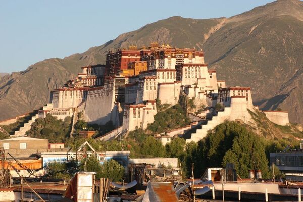 lever de soleil sur le Potala à Lhasa;
