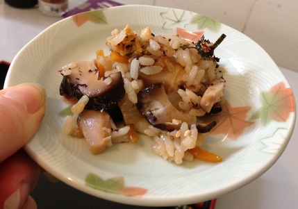 Takikomi Gohan (炊き込みご飯) aux fruits de mer, jaune d’œuf cru, Shiitake et légumes en bouillon doux