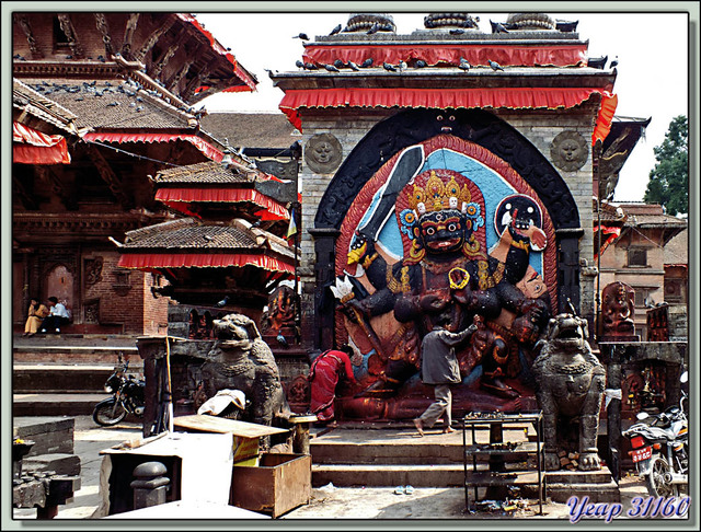 Blog de images-du-pays-des-ours : Images du Pays des Ours (et d'ailleurs ...), Bas-relief de Shiva Noir ou Kal Bhairav (Kala Bhairab) - Durbar Square - Katmandou - Népal