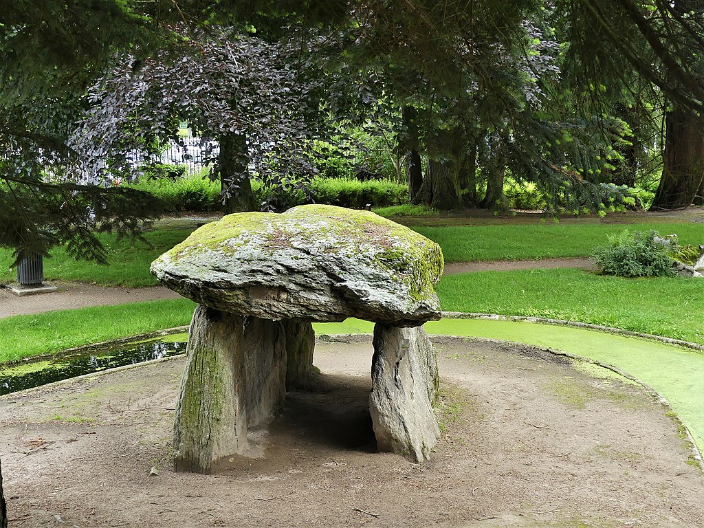 Guéret jardin Villard dolmen Chadrolle (1).jpg