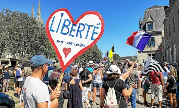 Arrêt devant la préfecture : les manifestants ont entonné une Marseillaise