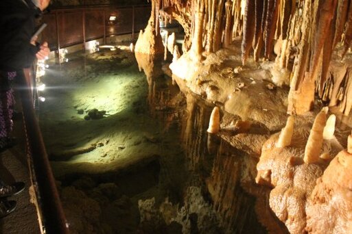 Interior de la cueva y pequeño lago : image de Grotte de Fontrabiouse -  Tripadvisor
