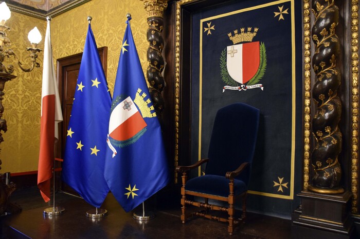 La Valette - Palais des Grands Maîtres - Salle du Grand Conseil - Drapeau et armoiries