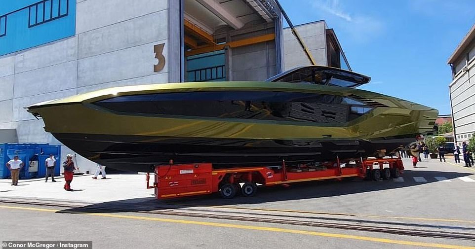 C'est prêt!  Conor McGregor révèle que son yacht à moteur Lamborghini de 2,6 millions de livres sterling a été achevé alors qu'il partageait un instantané Instagram du vaste paquebot mardi (photo)