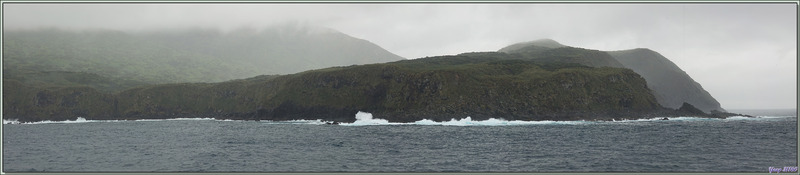 Au petit matin, sous la pluie, nous arrivons en vue de Gough Island avec ses sommets englués dans les nuages - Archipel de Tristan da Cunha