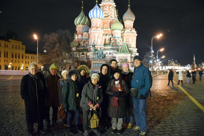 Moscou - Place rouge - Le groupe devant la cathédrale Basile le Bienheureux