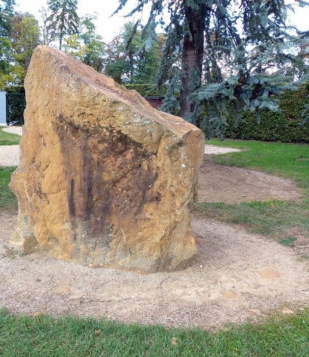 Menhir reconverti en monument aux morts au jardin du souvenir