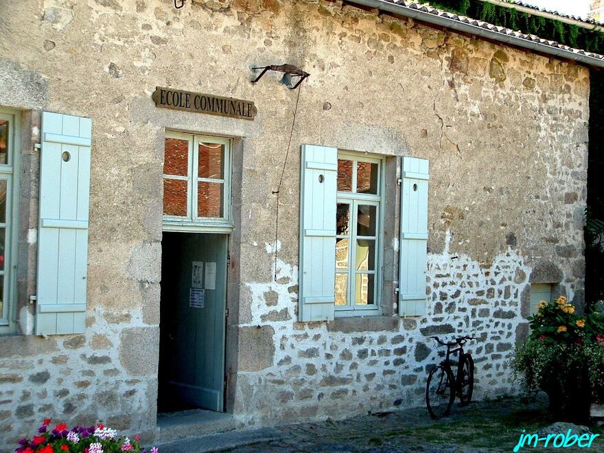 Montrol Sénart «Un village rural du limousin (2) qui évoque encore un passé rural authentique datant du début du XXe Siècle.