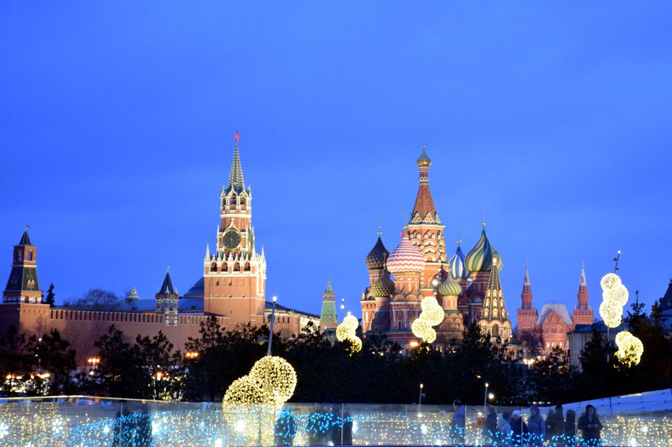 Moscou - Parc Zariadié - La tour du Sauveur et la cathédrale Basile le Bienheureux