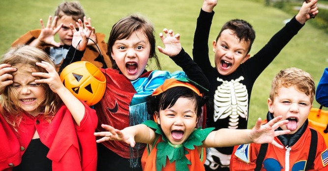 enfants déguisés pendant Halloween