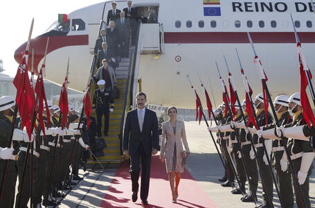 El Rey Felipe VI y la Reina Letizia a la llega al aeropuerto de Oporto
