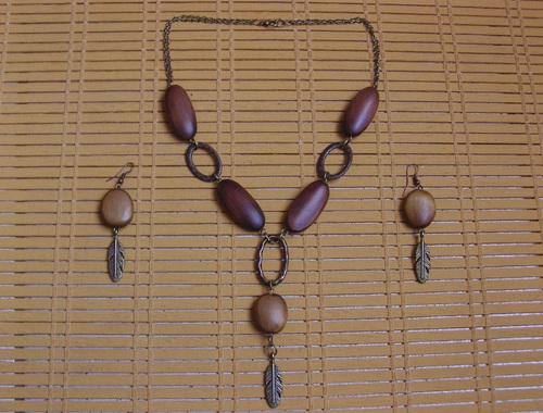 Collier en bois, métal et pierres