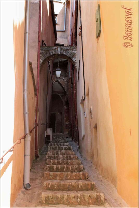 Roussillon Vaucluse escalier dans ruelle