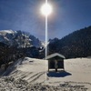 Descente vers les cabanes de Ley, face au soleil