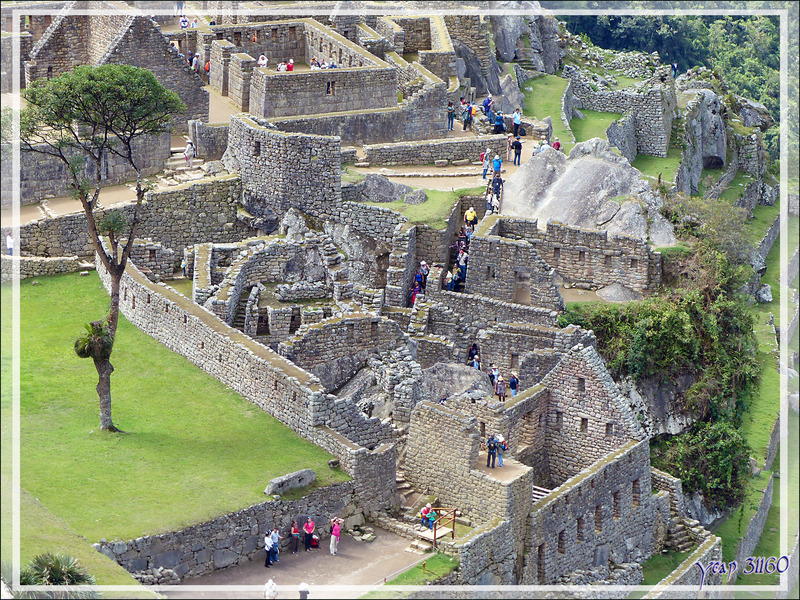 Vues plongeantes sur le Machu Picchu : prisons et Temple du Condor - Pérou