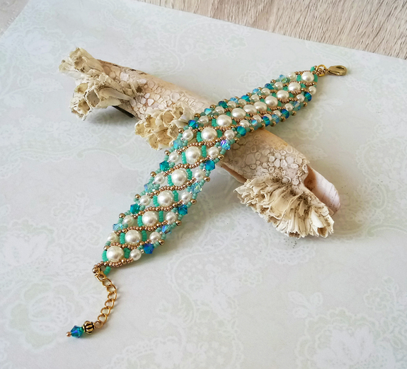 Bracelet tissé à l'aiguille blanc crème et turquoise, verre nacré Renaissance et cristal de Swarovski