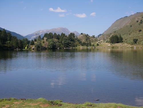 Au bord de l'étang de Font-Vive. La flèche jaune désigne  l'émisssaire du lac ( Rec de l'Estany de Font Viva)