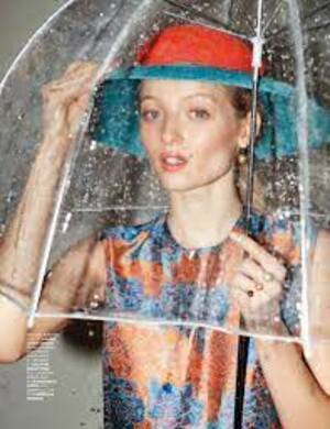 mode fashion umbrella rainy city street