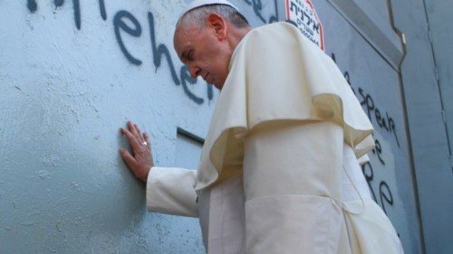 Le Pape devant la barrière anti-terroriste coté Judée Samarie