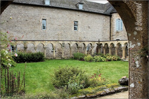 Abbaye de Daoulas Finistère le cloître, le jardin et la vasque claustrale