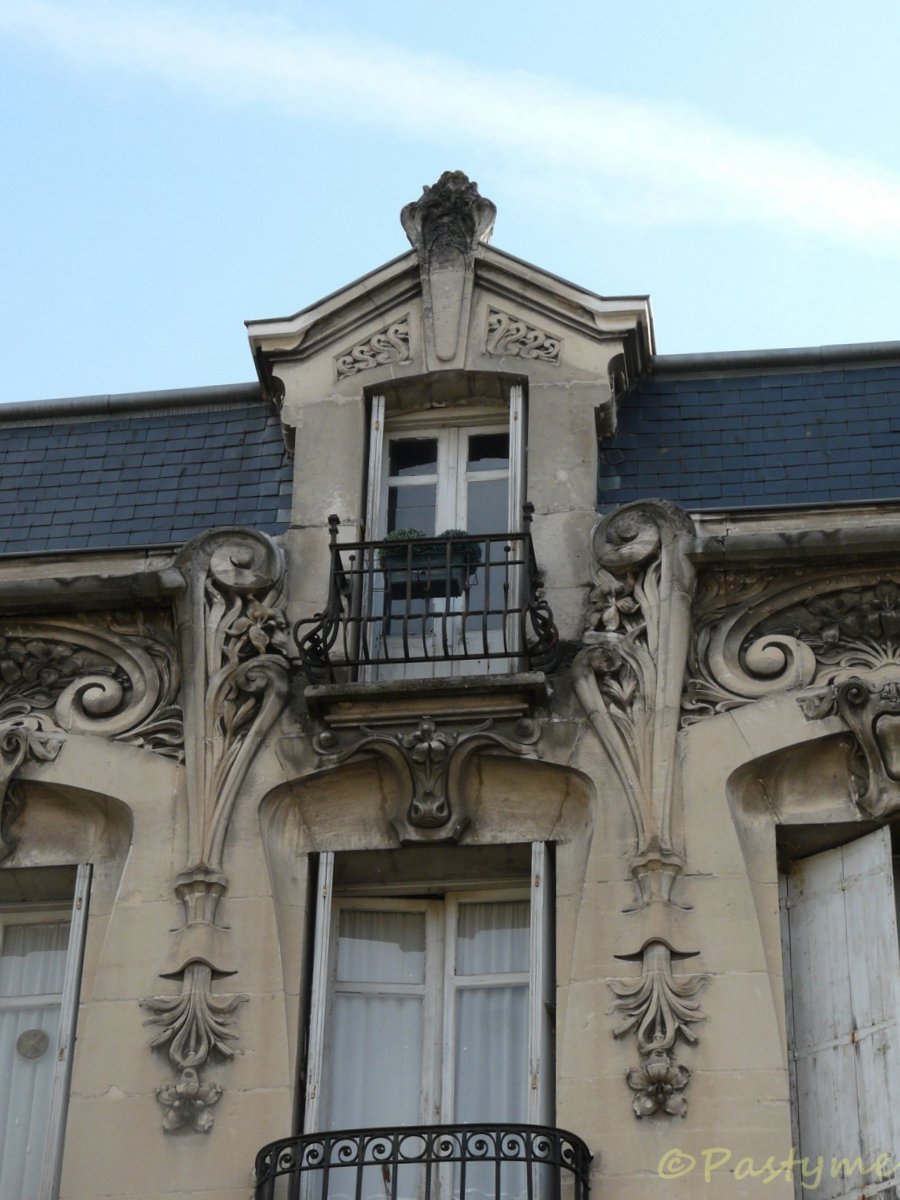 Lucarnes et chiens assis