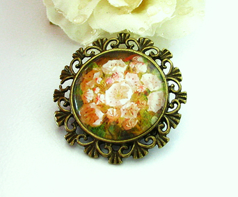 Broche ronde Cabochon de Verre Boucquet de Fleurs roses, Support  Bronze 
