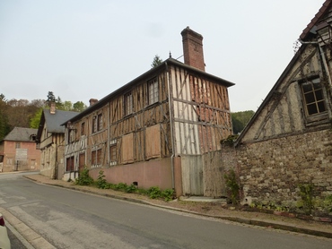 Le Bec-Helloin, labellisé "plus beau village de France".