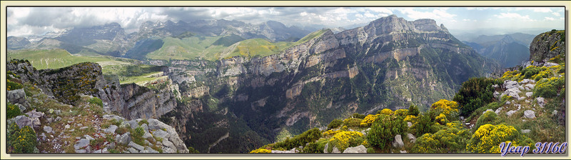 Panoramique sur le Cañon Añisclo vu du pic Mondotò - Massif du Mont Perdu - Aragòn - Espagne