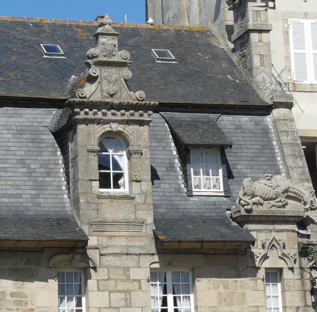 Lucarnes et chiens assis