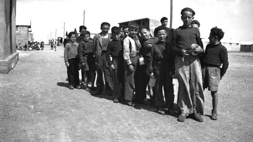 Camp de Rivesaltes, 1941-42 : enfants faisant la queue pour le goûter