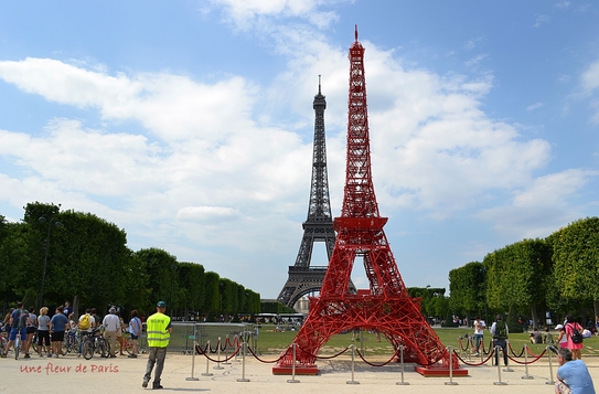 Une Tour Eiffel miniature sur le Champ-de-Mars
