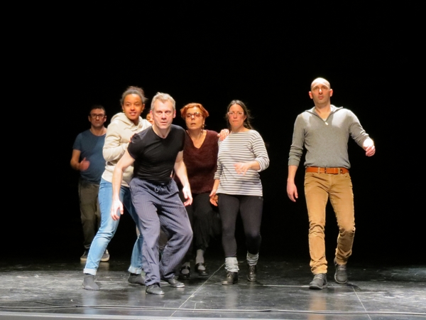 La compagnie "La Lunette-Théâtre", en résidence de création au Théâtre Gaston Bernard, a répété son futur spectacle  "Cortège(s)"
