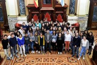 Alumnos de Nantes conocen el Palacio municipal