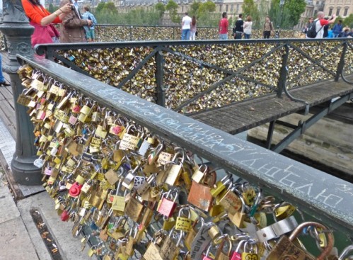 Le Pont Des Arts Va T Il S Ecrouler Sous Le Poids Des Cadenas D Amour Archeologie Du Quotidien Archeologie Du Futur