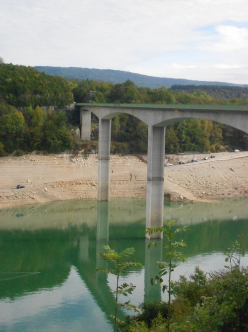 un grand pont qui se reflète, loin en-dessous dans l'eau verte d'une rivière, ici l'Ain au Pont de la Pyle en ocotbre 2013