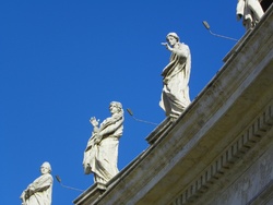 Statues de saints surmontant la colonnade