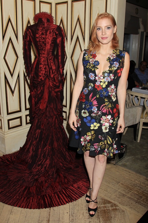 Jessica Chastain ultra-glamour avec ses partenaires pour promouvoir Crimson Peak