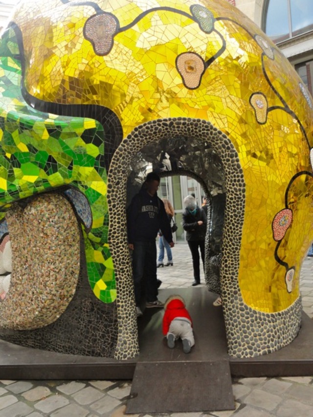 Niki de Saint-Phalle, la Cabeza, une tête de mort creuse où se reposer, au  Centquatre - archéologie du quotidien archéologie du futur