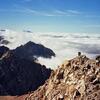 Du sommet du pic du Midi de Bigorre, la table d'orientation et les nuages