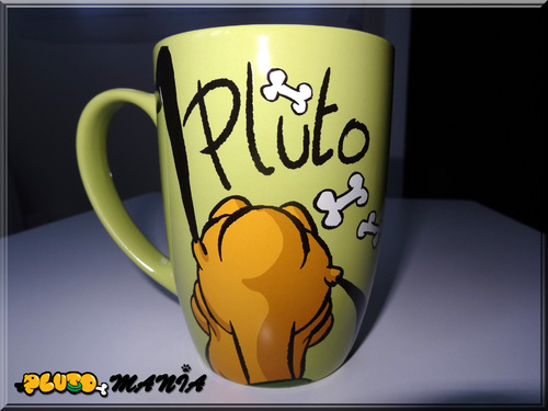 Mug Pluto (2015)