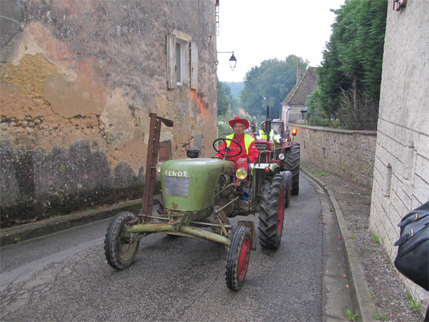 Défilé de tracteurs anciens dans le bourg 