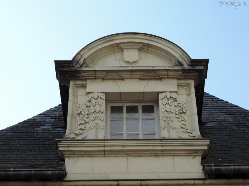 Lucarnes et chiens assis