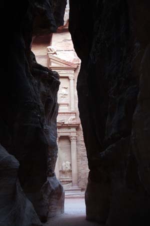 Pétra (Jordanie), Le Khazneh vu du siq (photo : Gérard Grégor)