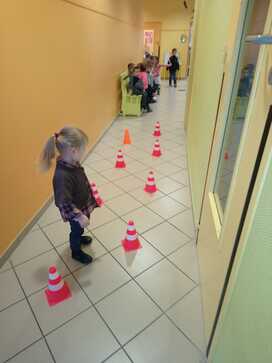 Parcours de motricité dans les couloirs