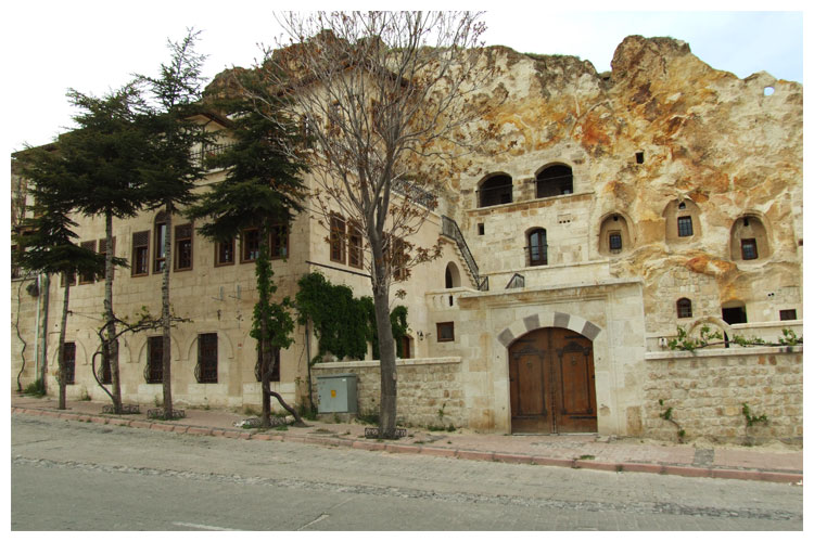 façade d'hôtel troglodyte