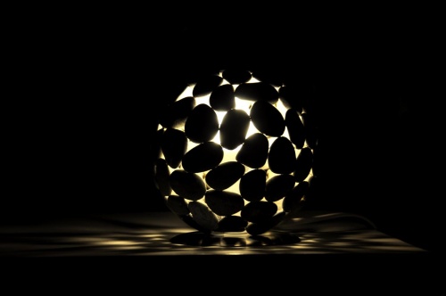 lampe sphère en galets de nuit