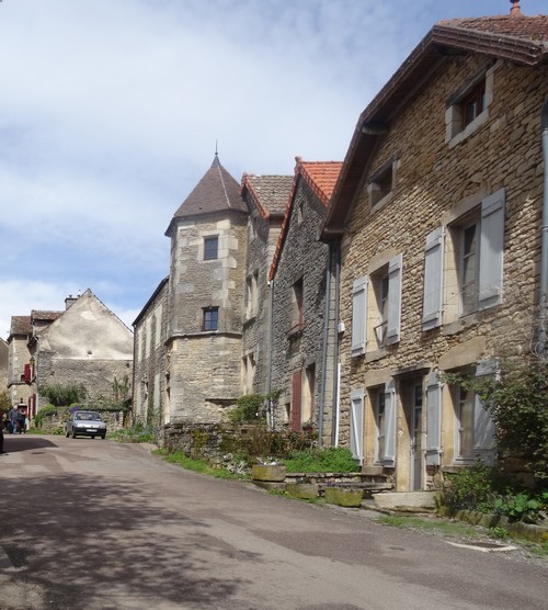Promenade dans les rues du village médiéval de Châteauneuf en Auxois